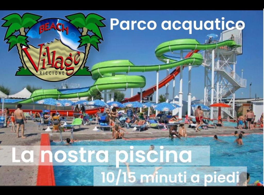une image d'un parc aquatique avec un toboggan aquatique dans l'établissement Hotel Niagara Riccione, à Riccione