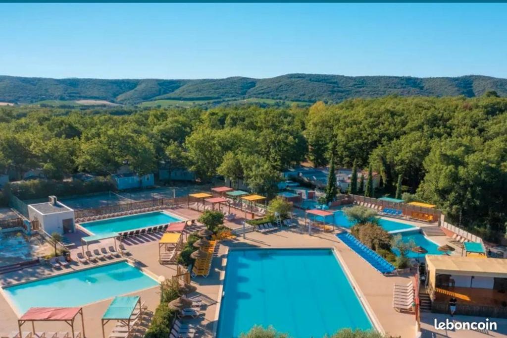 une vue aérienne d'une piscine dans un complexe hôtelier dans l'établissement Mobil home climatisé 6pers. 3CH camping domaine de chaussy 5* Ardèche, à Lagorce