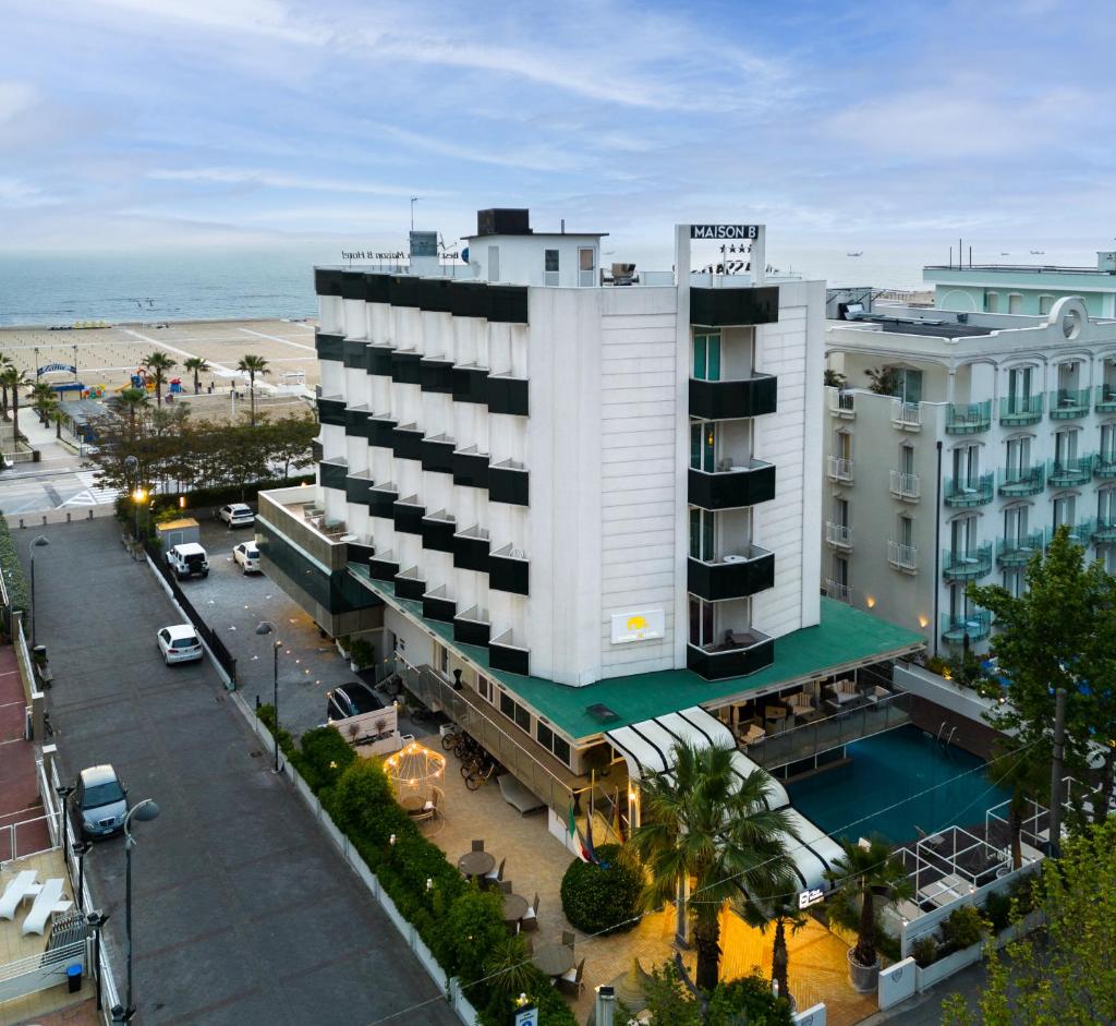 - une vue aérienne sur un hôtel près de la plage dans l'établissement Best Western Maison B Hotel, à Rimini