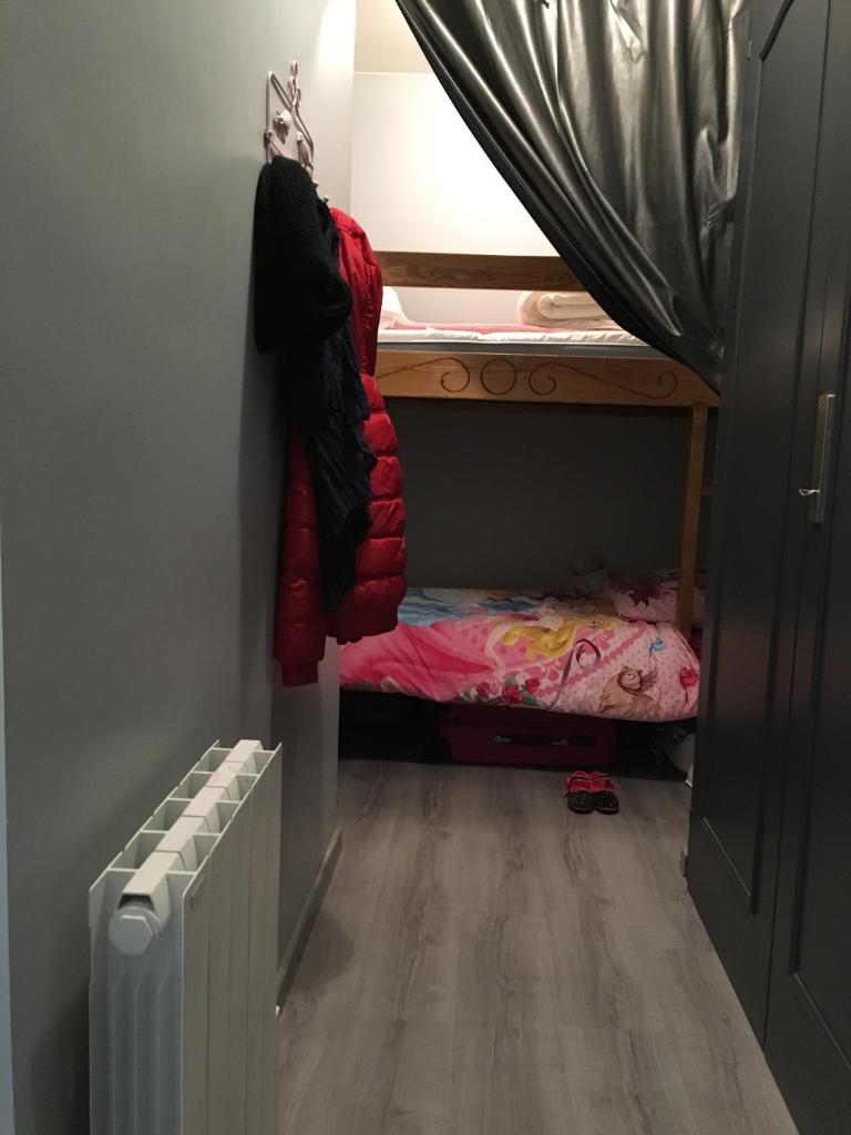 - une petite chambre avec des lits superposés et une petite chambre pour les enfants dans l'établissement Studio Clos des Meurets, à Praz-sur-Arly