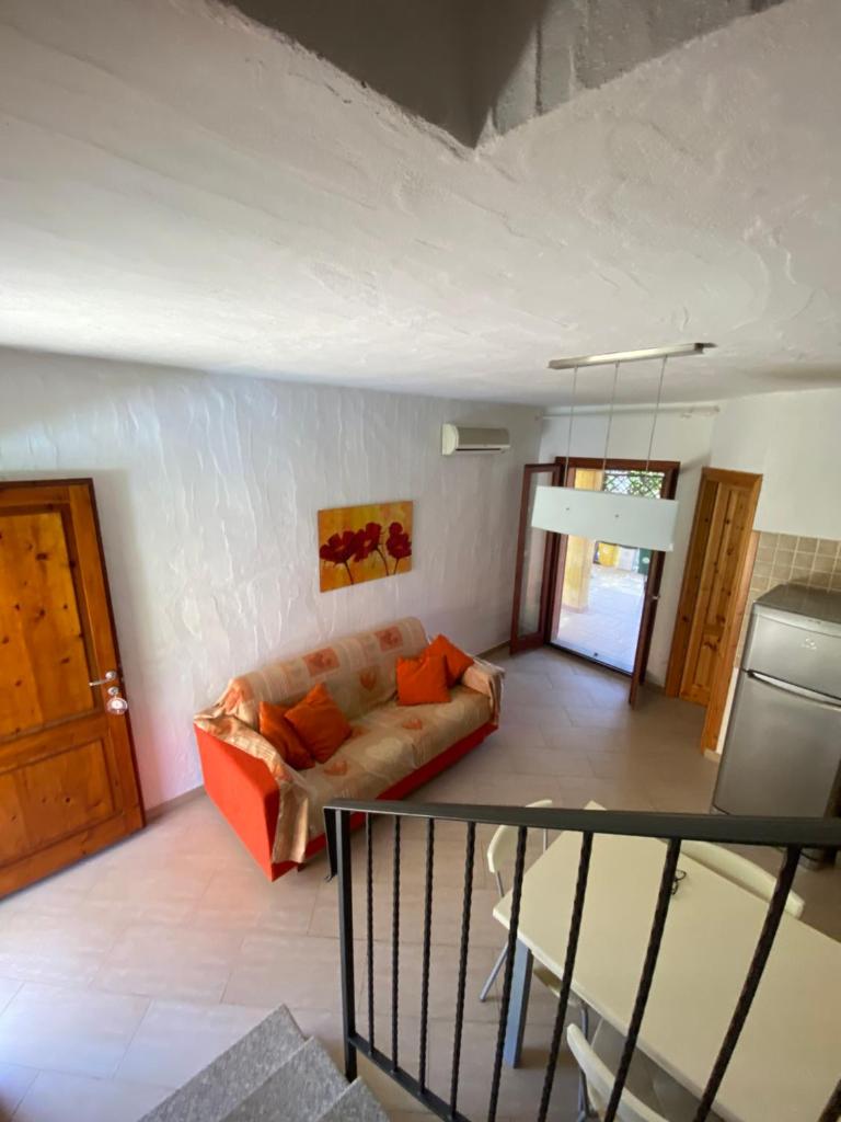 - un salon avec un canapé dans l'établissement Villa Juniperus Porto Pino, à SantʼAnna Arresi