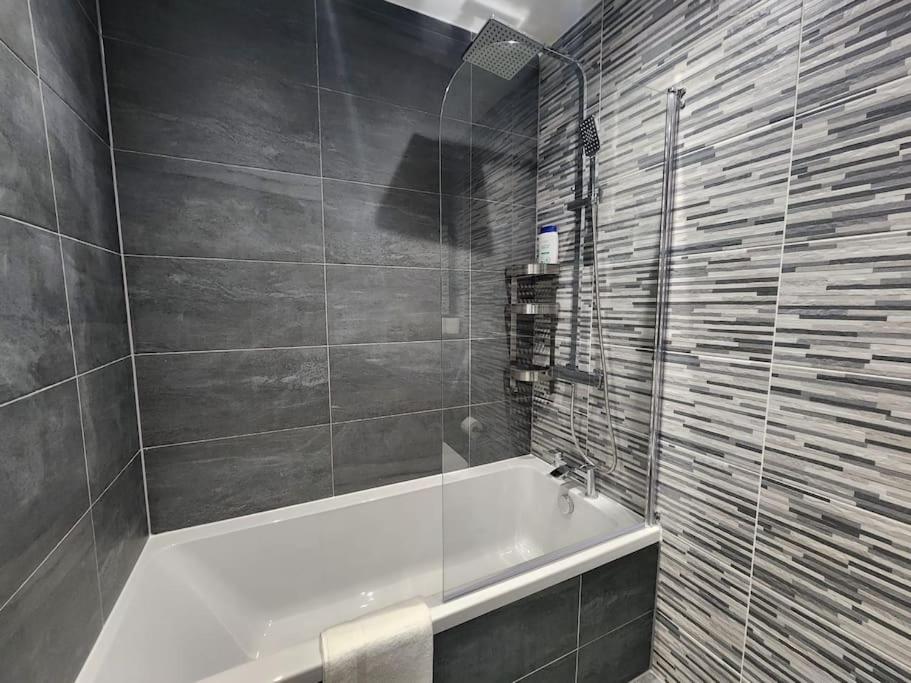 Paradigm Court, Modern 2-Bedroom Apartment F2, Oxford 8