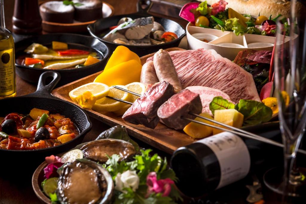 une table garnie de nombreux types d'aliments différents dans l'établissement Mezzo ALL SUITE VILLAS, à Miyazu