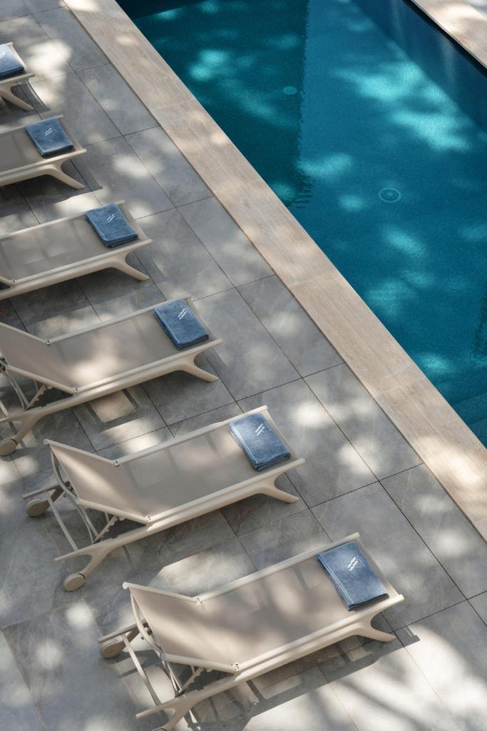 - une vue sur la piscine et ses chaises longues dans l'établissement View Place & Spa, à Numana
