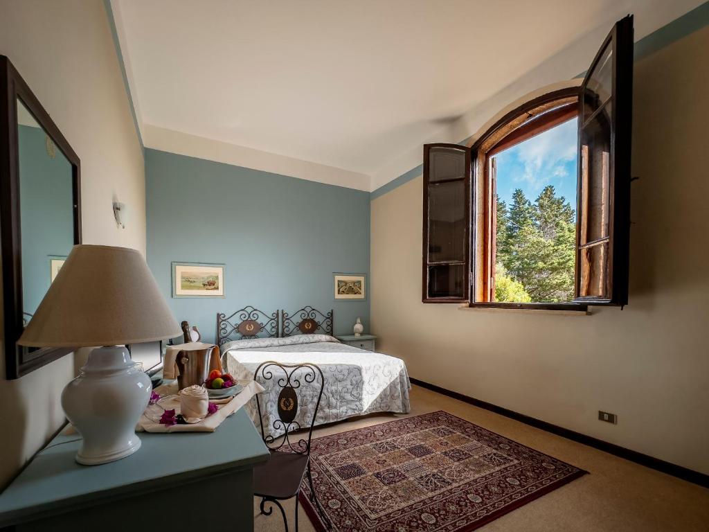 une chambre avec un lit et une fenêtre dans l'établissement Park Hotel Napoleone, à Portoferraio