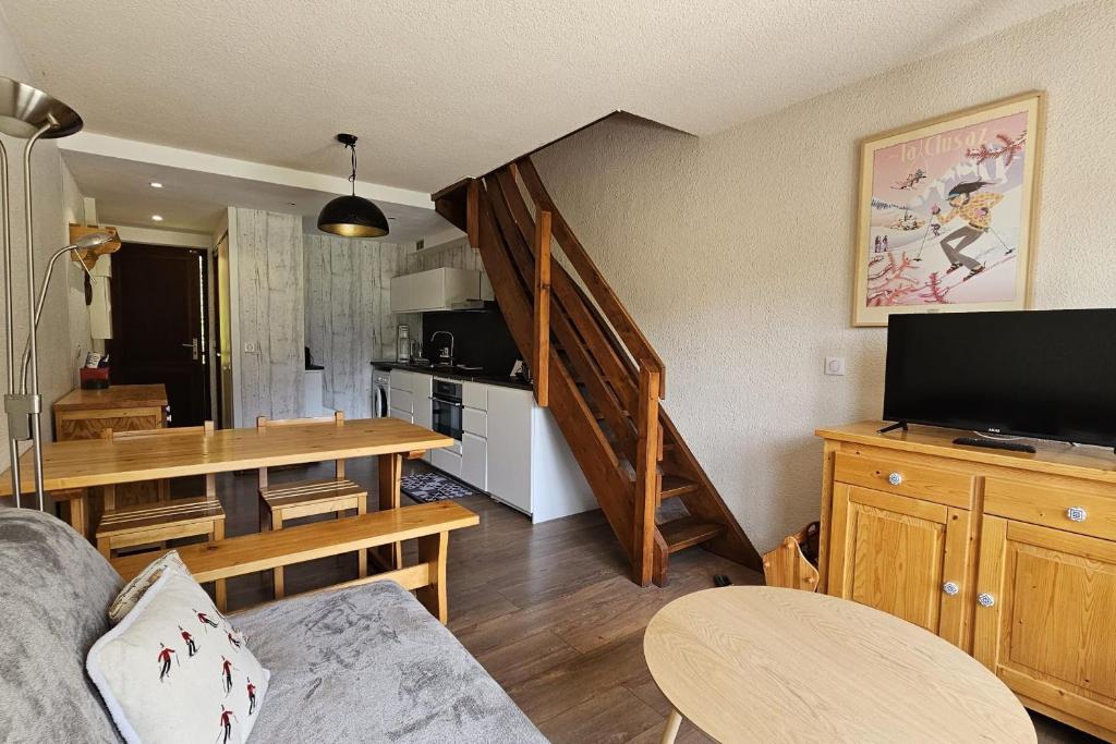 un salon avec un canapé et une salle à manger dans l'établissement 3-star apartment with view, à La Clusaz