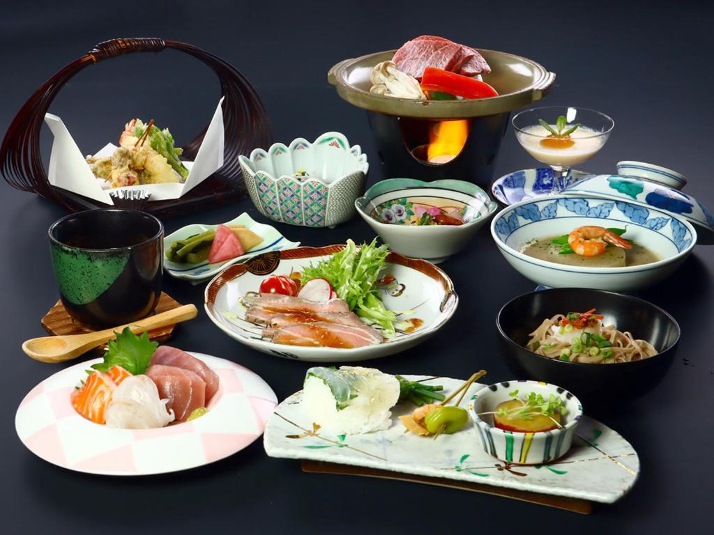 un groupe de plaques alimentaires sur une table dans l'établissement Aritaya Ryokan, à Chikuma 20 autres photos