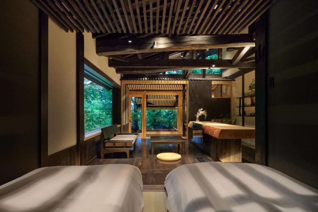 - une chambre avec 2 lits et une salle de bains avec lavabo dans l'établissement Hidaji (Adult Only), à Takayama