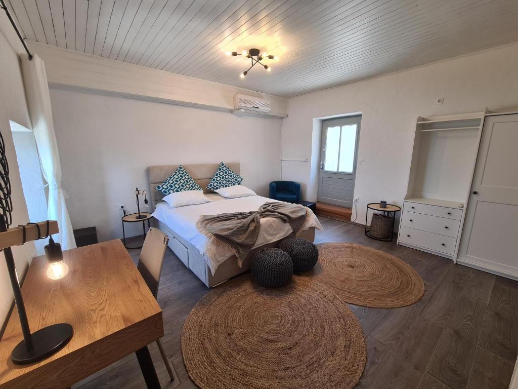 Amber's Place: cosy house with pool and sea views 7