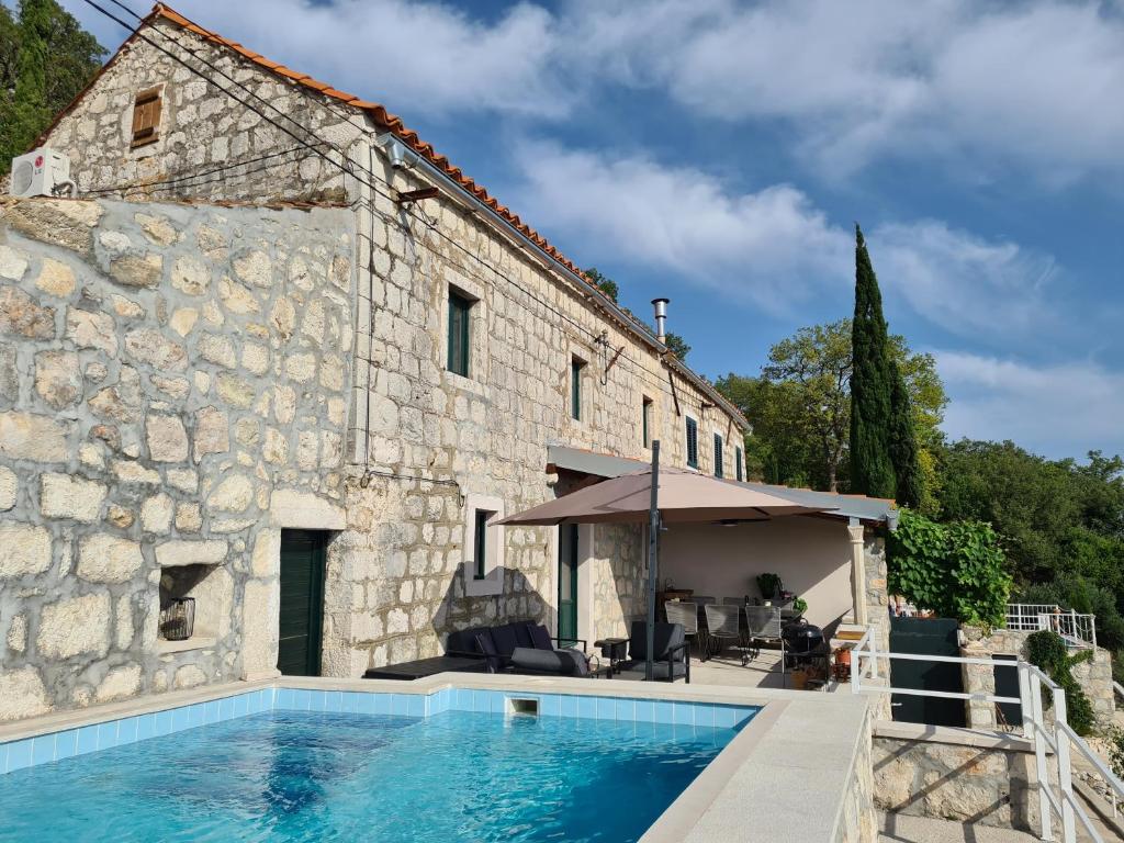 Amber's Place: cosy house with pool and sea views 4