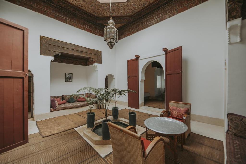 un salon avec une table et un canapé dans l'établissement Palais Chadmi, à Marrakech