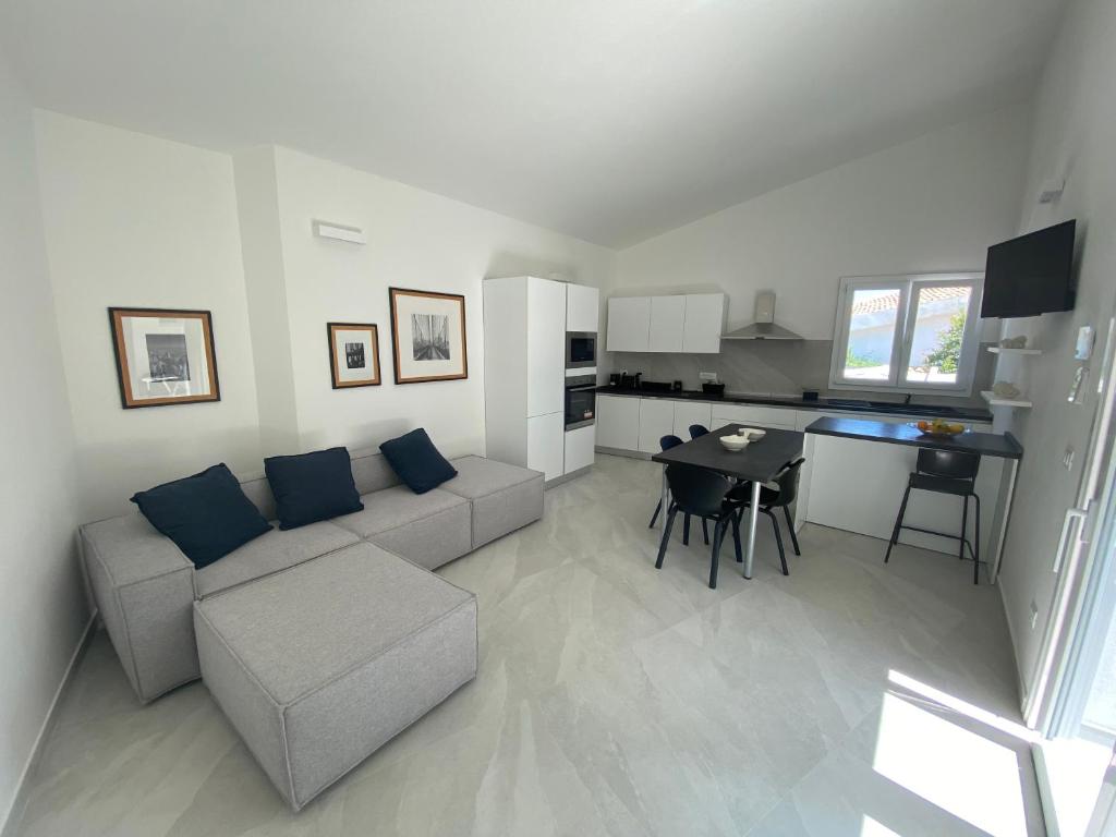 un salon avec un canapé et une table dans l'établissement Villa Giuliana Luxury Home: piscina, solarium, barbecue. A pochi passi dal mare, à Fontane Bianche