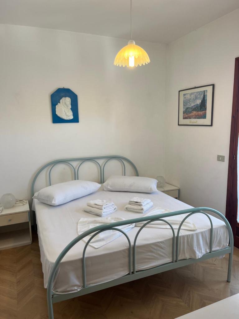- une chambre avec un lit avec un cadre métallique dans l'établissement Nettuno 2023, à Marina di Ragusa 44 autres photos