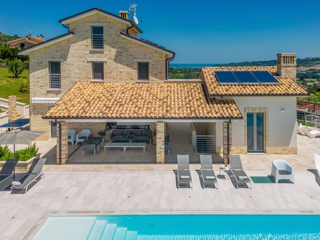 une villa avec piscine et une maison dans l'établissement Villa Amore di Ada - Modern Design Villa - AirCo, Private Pool & Near The Beach, à Monterubbiano
