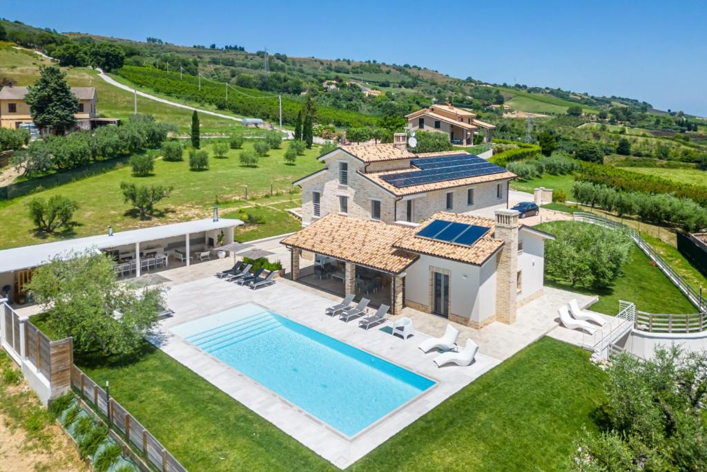 une vue aérienne d'une villa avec piscine dans l'établissement Villa Amore di Ada - Modern Design Villa - AirCo, Private Pool & Near The Beach, à Monterubbiano
