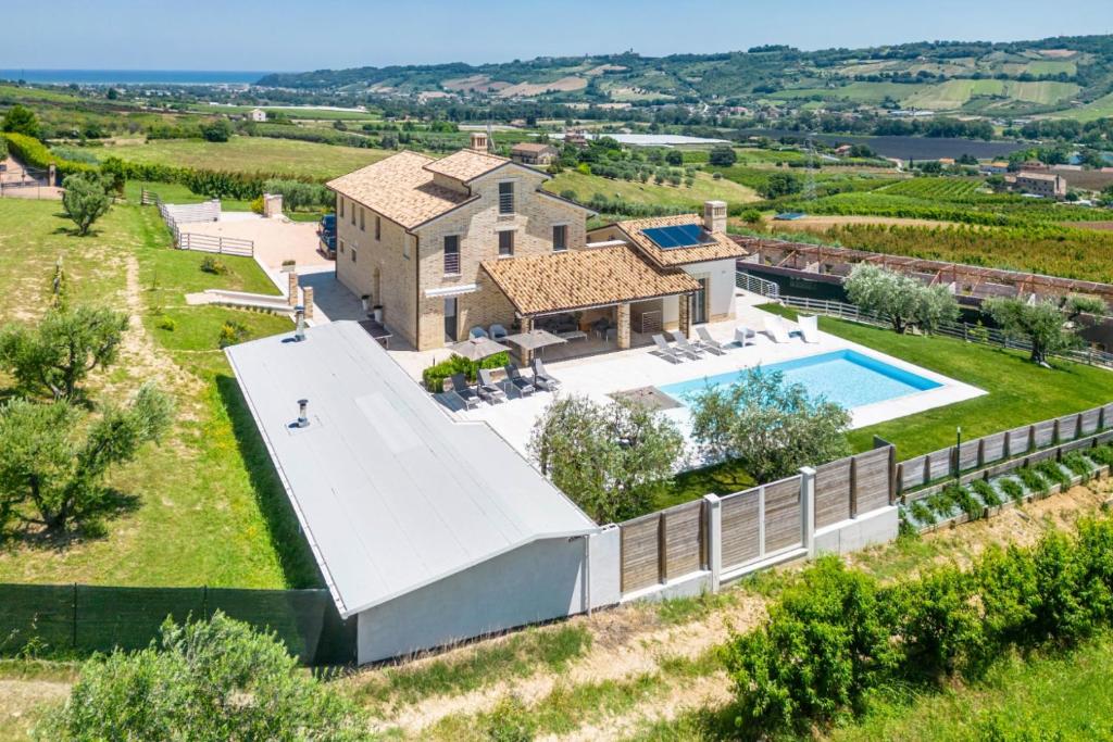 une vue aérienne d'une maison avec piscine dans l'établissement Villa Amore di Ada - Modern Design Villa - AirCo, Private Pool & Near The Beach, à Monterubbiano