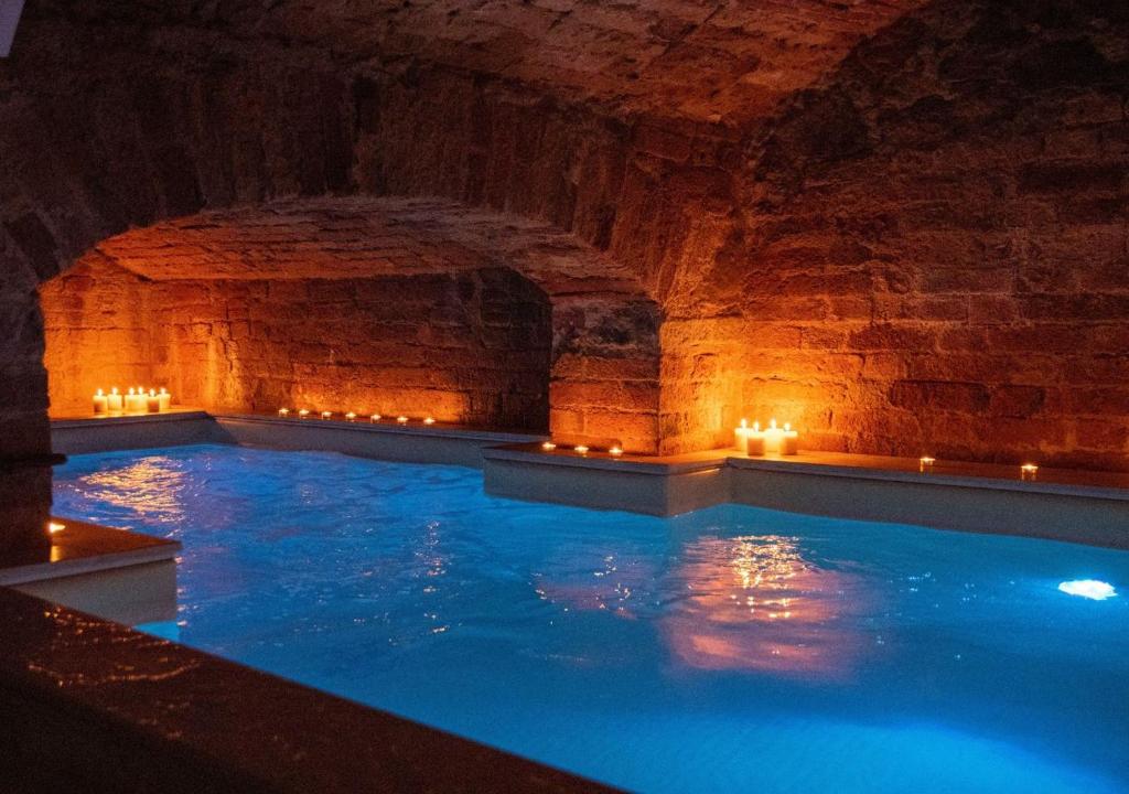 une grande piscine éclairée dans un tunnel en briques dans l'établissement CountryHouse con Piscina Riscaldata Vicina al Centro, à Florence