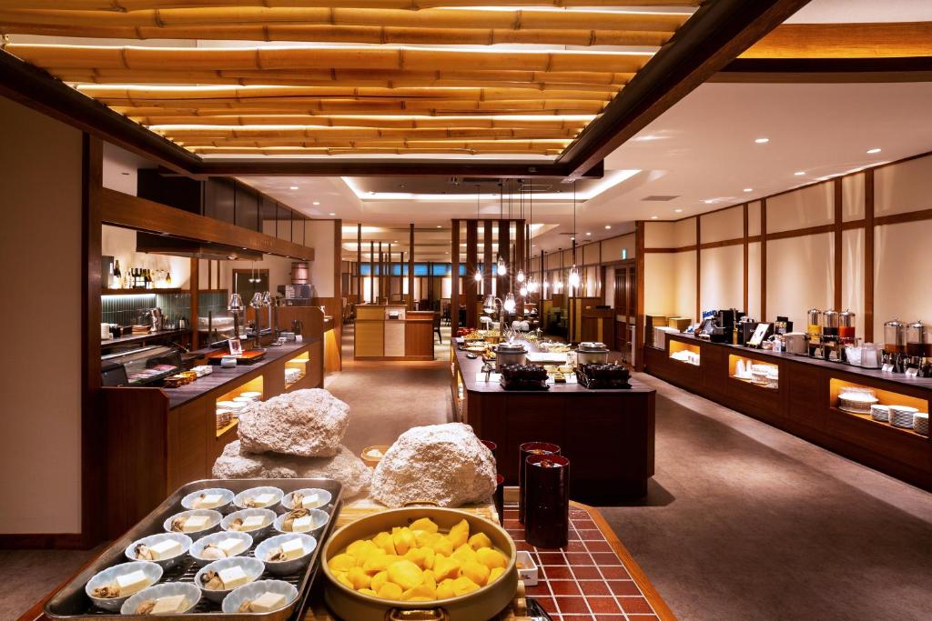 - une ligne de buffet dans un restaurant avec des plats en vedette dans l'établissement Oyado Kinkiyu Annex SUIKAZURA, à Teshikaga
