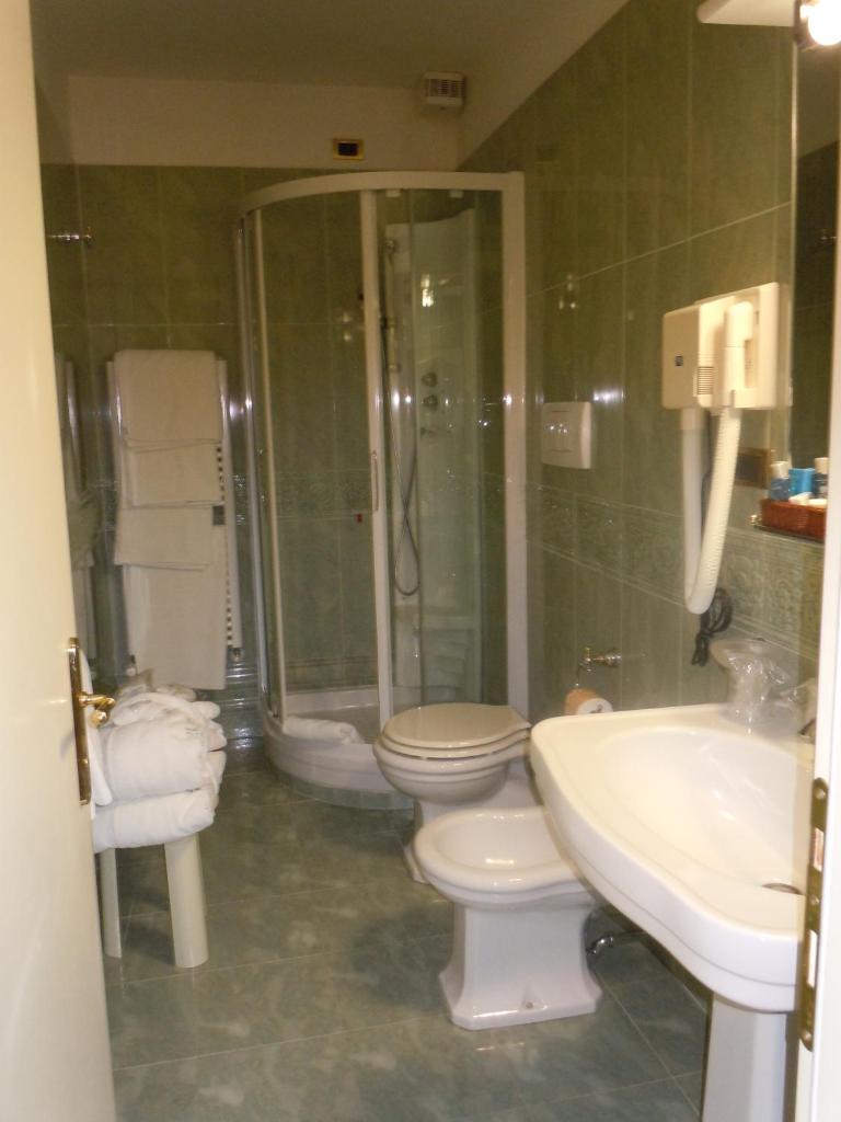 une salle de bain avec toilettes, lavabo et douche dans l'établissement Grand Hotel Villa Balbi, à Sestri Levante