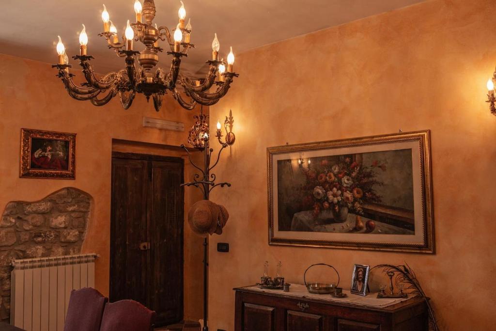 Cette chambre est dotée d'un lustre et d'une peinture murale. dans l'établissement Villa Paradiso - Irpinia, à Gesualdo