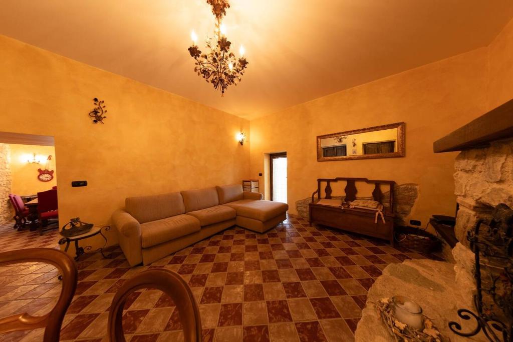 un salon avec un canapé et une cheminée dans l'établissement Villa Paradiso - Irpinia, à Gesualdo