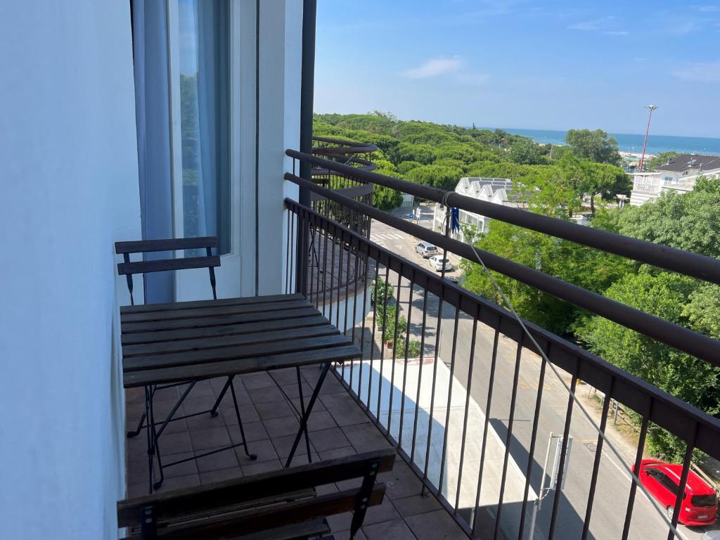 un balcon avec un banc et une vue sur l'océan dans l'établissement X Hotel, à Punta Marina