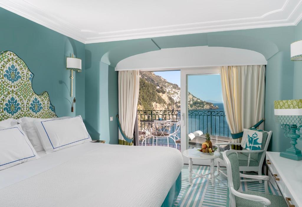 une chambre avec un lit et une vue sur l'océan dans l'établissement Il San Pietro di Positano, à Positano