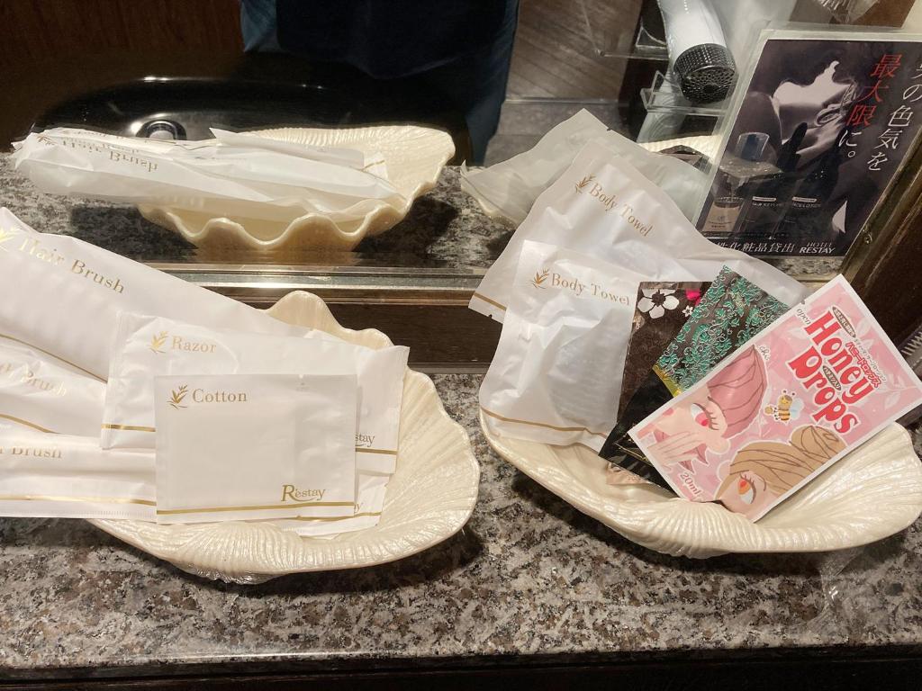 deux assiettes posées sur un comptoir à côté d'un plateau de nourriture dans l'établissement Restay Tina Grace (Adult Only), à Hadano