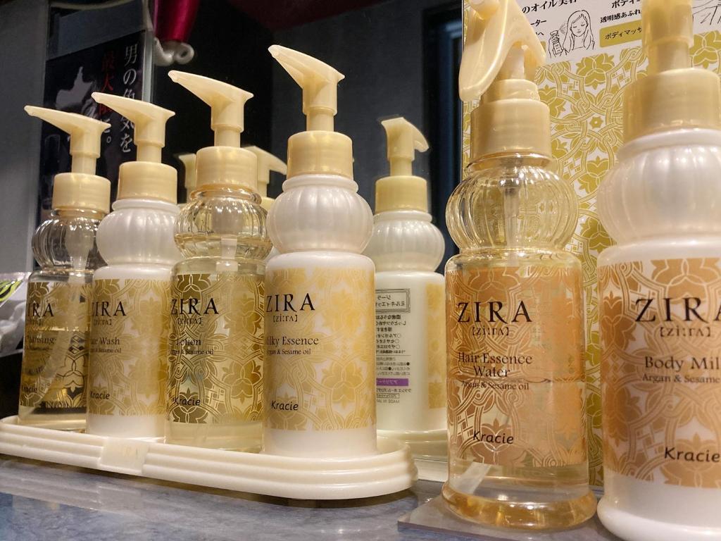 un groupe de bouteilles d'alcool sur une étagère dans l'établissement Restay Tina Grace (Adult Only), à Hadano