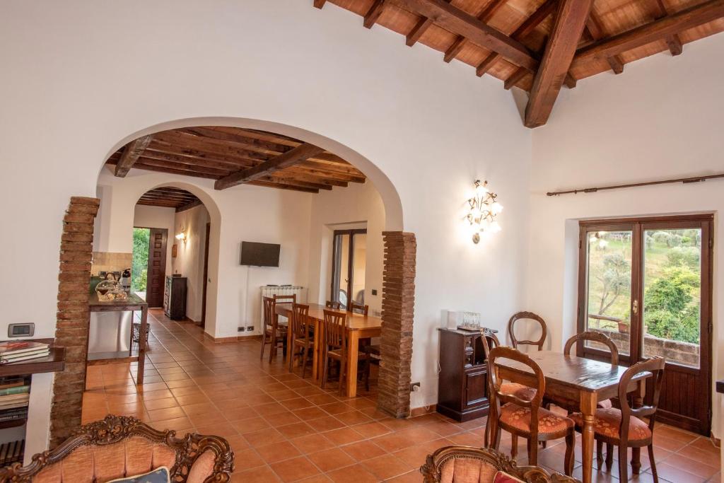 une cuisine et une salle à manger avec une table et des chaises dans l'établissement Luxury Country Villa Daniele, à Poggio Sommavilla