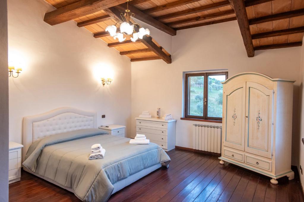 une chambre avec un lit, une commode et une fenêtre dans l'établissement Luxury Country Villa Daniele, à Poggio Sommavilla 58 autres photos