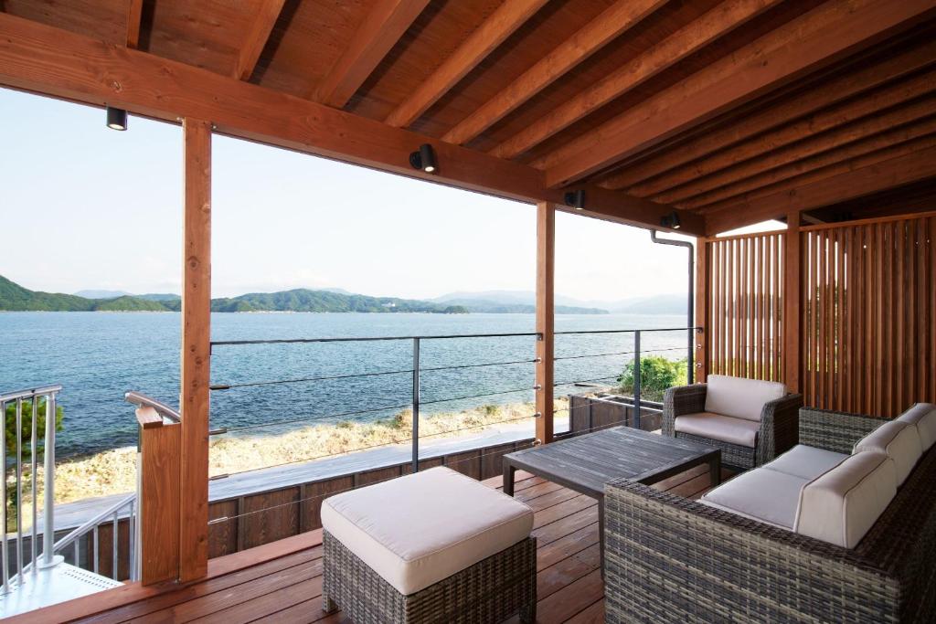 une véranda grillagée avec vue sur l'eau dans l'établissement 瑠璃浜, à Miyazu