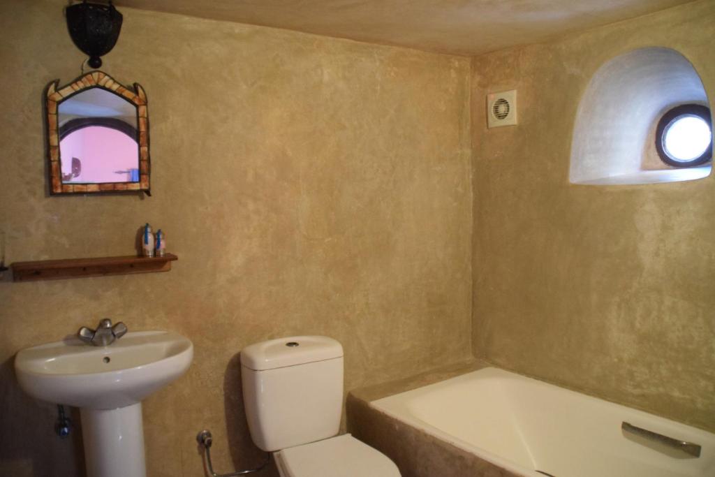 une salle de bain avec un lavabo, des toilettes et une baignoire dans l'établissement Riad Saltana, à Essaouira