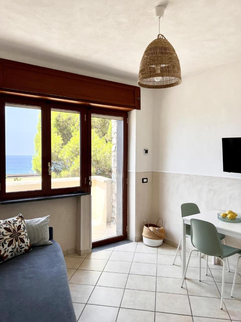 un salon avec un canapé et une table dans l'établissement Residenza Fontanelle-Beach Resort, à Santa Maria di Castellabate 203 autres photos