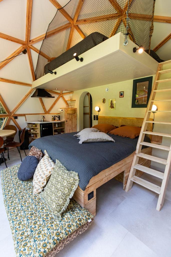 - une chambre avec un grand lit et une échelle dans l'établissement Dôme panoramique tout confort au cœur du Vercors, à Autrans 37 autres photos