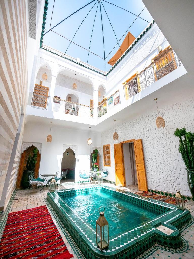 - une grande piscine intérieure dans un bâtiment doté d'un plafond dans l'établissement Riad La Croix Berbere, à Marrakech