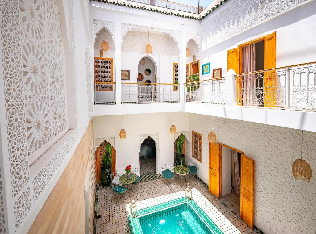 une vue aérienne d'une piscine dans un immeuble dans l'établissement Riad La Croix Berbere, à Marrakech