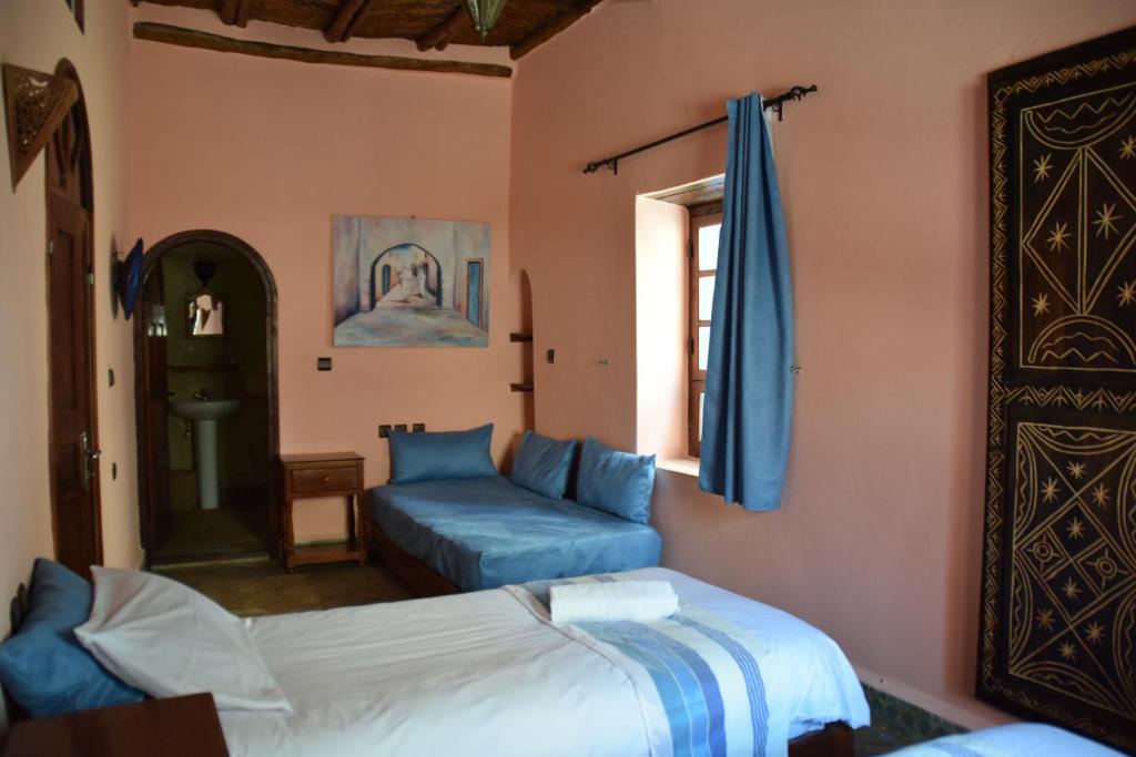 un salon avec un lit et un canapé dans l'établissement Riad Saltana, à Essaouira