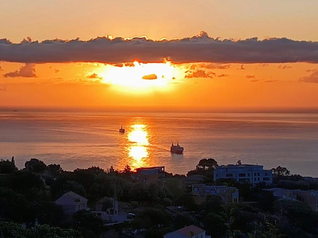 Rez de villa avec terrasse vue mer 2