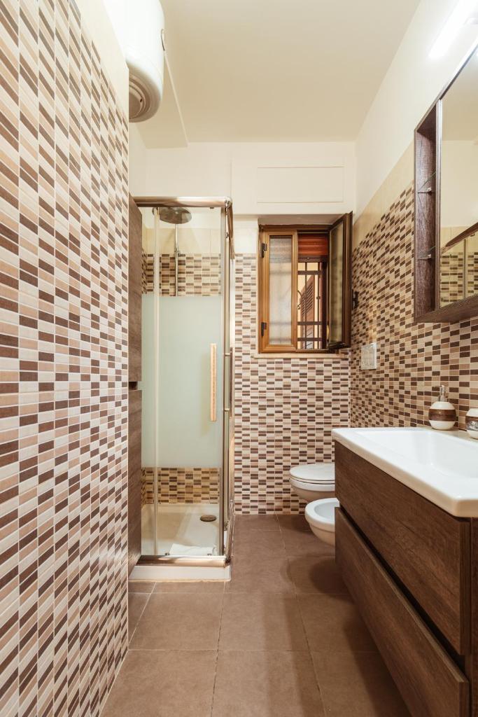une salle de bain avec douche, lavabo et toilettes dans l'établissement Villa Volare, à Polignano a Mare