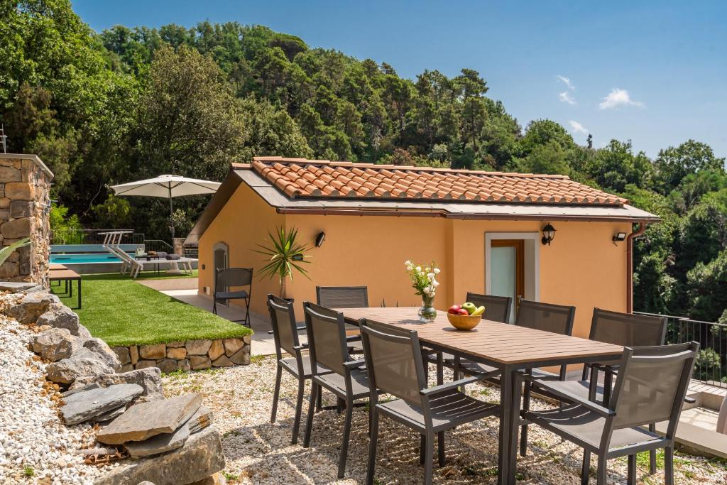 une terrasse avec une table et des chaises ainsi qu'une maison dans l'établissement Villa Passione, à Lerici 45 autres photos