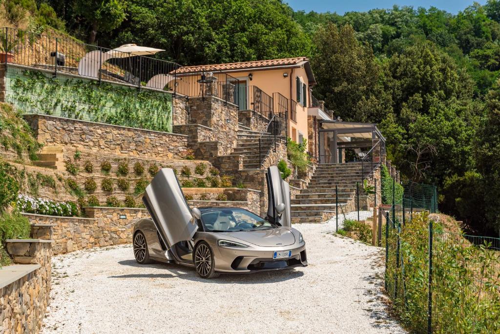 une voiture argentée avec ses portes ouvertes sur une route dans l'établissement Villa Passione, à Lerici