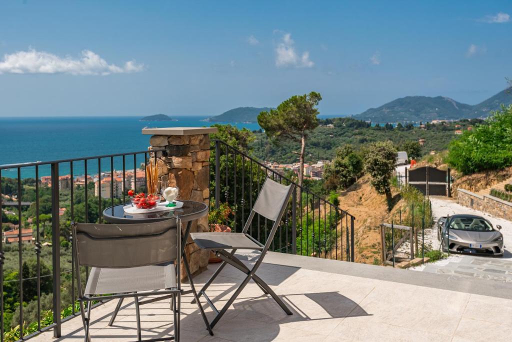 une table et des chaises sur un balcon avec vue sur l'océan dans l'établissement Villa Passione, à Lerici