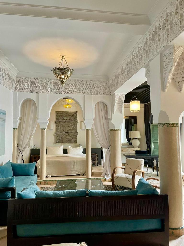 une grande chambre avec un lit et un salon dans l'établissement Riad Rafaele & SPA, à Marrakech