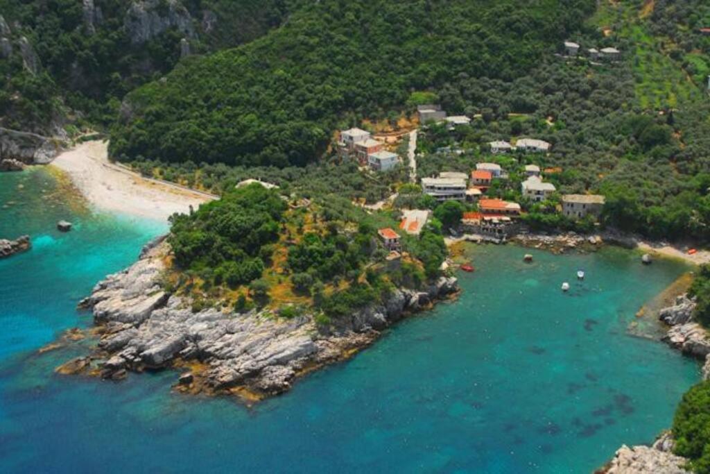 The Yacht House 6