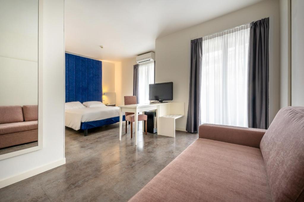 une chambre d'hôtel avec un lit et un bureau dans l'établissement Hotel Garden Sea Wellness & Spa 4 stelle superior, à Caorle