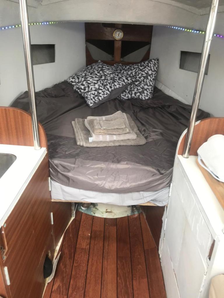 - un petit lit à l'arrière du bateau dans l'établissement Baroudeur des mers, au Havre