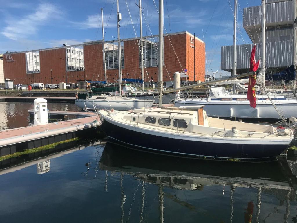 deux bateaux sont amarrés à un quai dans un port dans l'établissement Baroudeur des mers, au Havre
