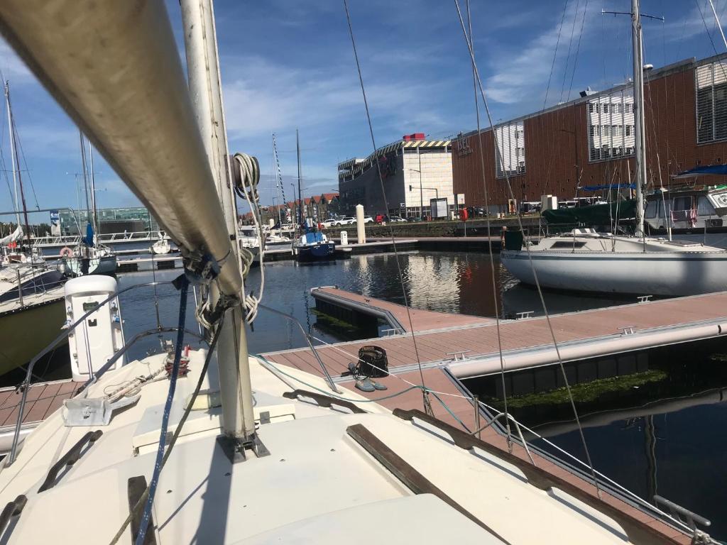 un bateau amarré dans un port de plaisance avec d'autres bateaux dans l'établissement Baroudeur des mers, au Havre