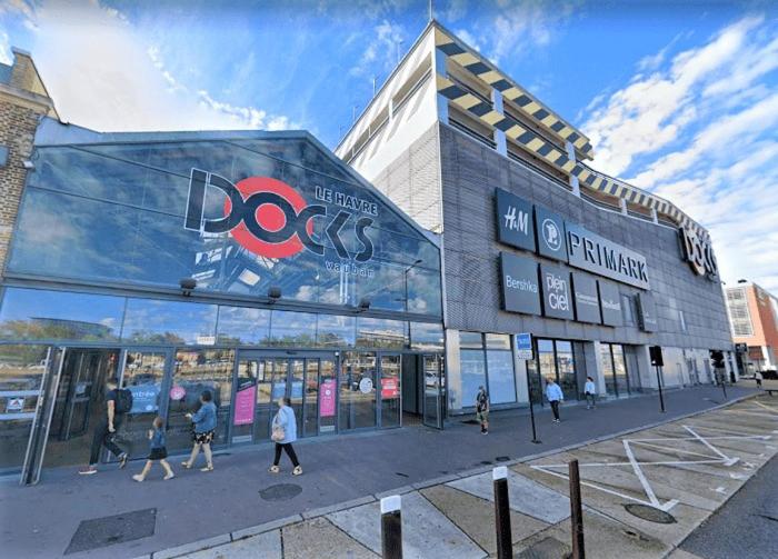 un groupe de personnes marchant devant un bâtiment dans l'établissement Retour d’Ulysse, nuits étoilées, plein centre, au Havre